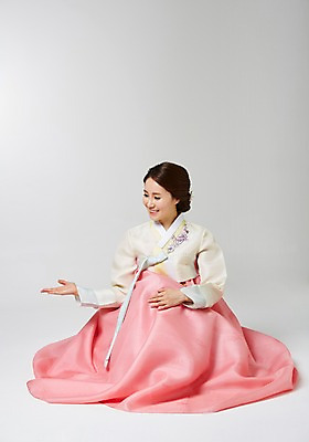 포토 JPG 스튜디오촬영 한국전통 여자 명절 모션 실내 한명 사람 앉기 동양인 성인 30대 한국인 인사 전통의상 한복 여자만 여자한명만 성인여자만 성인한명만 성인여자한명만 장년만 장년여자만 장년여자한명만 성인만 국내포토 1 전통 기념일 한국 인종 내부 장년 예절 파일형식