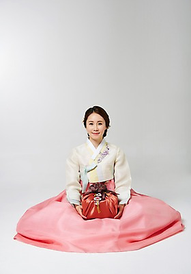 포토 JPG 스튜디오촬영 한국전통 여자 명절 모션 실내 선물 한명 사람 앉기 동양인 성인 30대 선물상자 한국인 인사 전통의상 한복 여자만 여자한명만 성인여자만 성인한명만 성인여자한명만 장년만 장년여자만 장년여자한명만 성인만 국내포토 1 전통 기념일 한국 인종 내부 장년 상자 예절 파일형식