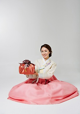 포토 JPG 스튜디오촬영 한국전통 여자 명절 모션 실내 선물 한명 사람 앉기 동양인 성인 30대 선물상자 한국인 인사 전통의상 한복 여자만 여자한명만 성인여자만 성인한명만 성인여자한명만 장년만 장년여자만 장년여자한명만 성인만 국내포토 1 전통 기념일 한국 인종 내부 장년 상자 예절 파일형식