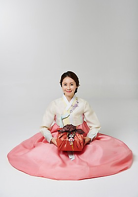 포토 JPG 스튜디오촬영 한국전통 여자 명절 모션 실내 선물 한명 사람 앉기 동양인 성인 30대 선물상자 한국인 인사 전통의상 한복 여자만 여자한명만 성인여자만 성인한명만 성인여자한명만 장년만 장년여자만 장년여자한명만 성인만 국내포토 1 전통 기념일 한국 인종 내부 장년 상자 예절 파일형식