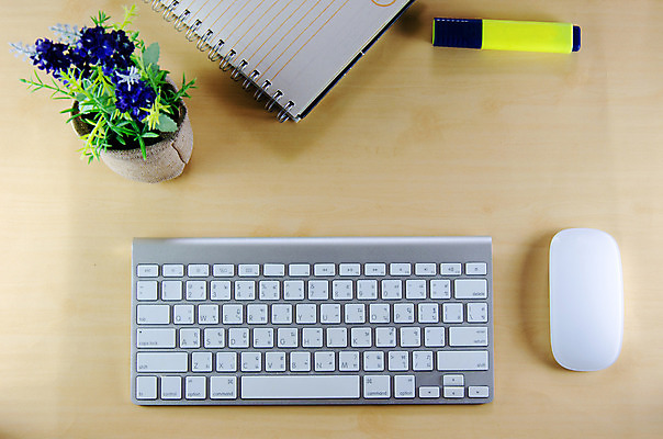 포토 JPG 해외이미지 백그라운드 비즈니스 탁자 직장 사람없음 목재 컴퓨터 사무실 우주 공책 달력 흰색 키보드 업무 사과 정상 쥐 책상 해외202004 해외포토 나무 컬러 가구 과일 회사 재료 문구용품 전자제품 작업 설치류 파일형식 이미지허브