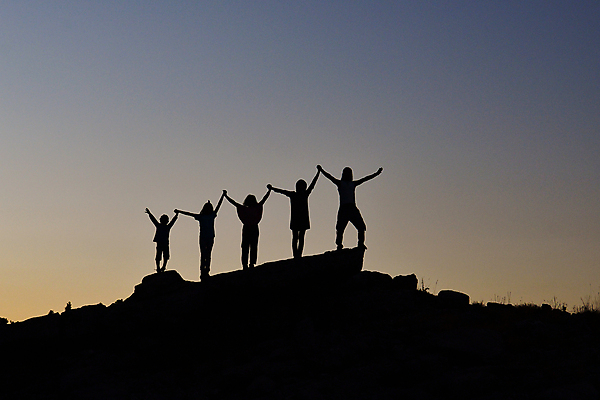 포토 JPG 해외이미지 행복 실루엣 어린이 가족 자연 엄마 사람없음 등산 탐험 아빠 해외202004 해외포토 감정 관계 촬영기법 사람 트래킹 생태계 파일형식 이미지허브