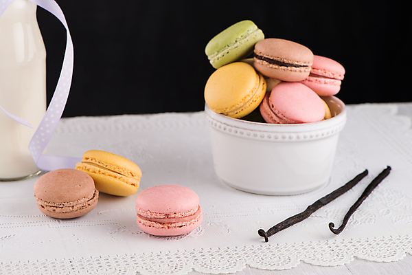 포토 JPG 해외이미지 그릇 리본 실내 사람없음 쌓기 우유 달콤 우유병 담기 마카롱 바닐라 해외202004 해외포토 식기 모션 병_용기 디저트 유제품 내부 맛 파일형식 이미지허브