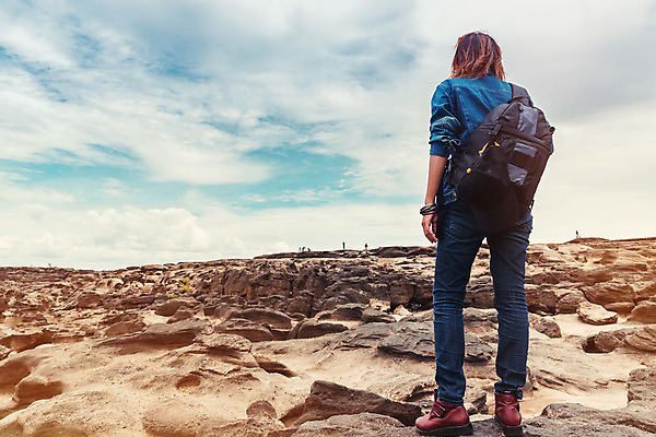 포토 JPG 해외이미지 구름 라이프스타일 응시 여자 여행 신발 신체 비즈니스 자연 하늘 성공 바람 날씨 휴가 휴식 한명 서기 사람 풍경 성인 야외 물 여행객 카메라 우주 침묵 자유 청바지 오픈 투명 순수 배낭여행 스카이라인 천창 해외202004 해외포토 자연요소 1 시선 컨셉 바지 모션 생활 전자제품 소리 생태계 파일형식 이미지허브