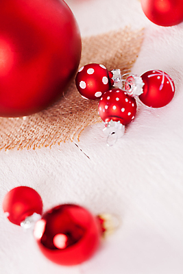 포토 JPG 해외이미지 크리스마스장식 크리스마스 실내 사람없음 빨간색 소프트포커스 흰배경 오너먼트 해외202004 해외포토 기념일 컬러 백그라운드 촬영기법 내부 흰색 파일형식 이미지허브