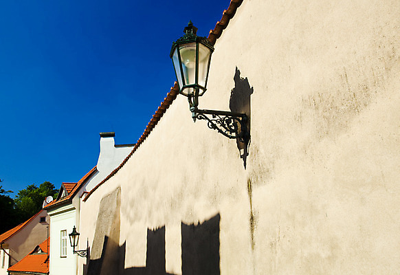 포토 JPG 해외이미지 디자인 외관 유럽 문화 벽 백그라운드 전구 건축양식 유리 하늘 조명 거리 그림자 사람없음 야외 건물 가로 파란색 빛 햇빛 우주 금속 검은색 장비 골동품 등불 램프 도시 화려 역사 우아함 철 장면 빛망울 구식 옛날 스타일 해외202004 해외포토 건축물 건축 나라 컬러 컨셉 재질 태양 파일형식 이미지허브