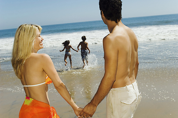 포토 JPG 해외이미지 주간 전신 수영복 어린이 바다 가족 소년 여러명 상반신 성인 해변 야외 옆모습 뒷모습 달리기 손잡기 해외202004 해외포토 자연요소 옷 남자 뷰포인트 다수 관계 모션 사람 파일형식 이미지허브