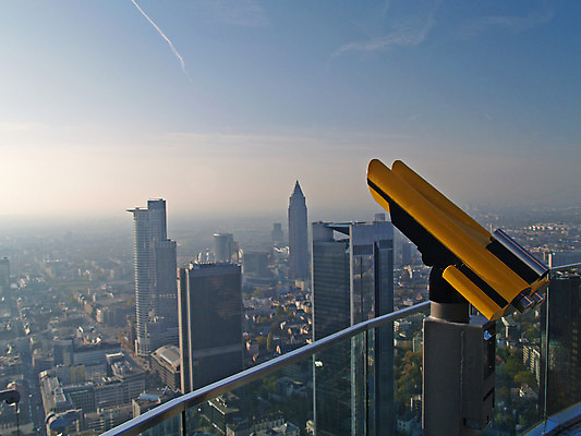 포토 JPG 해외이미지 여행 건축양식 사람없음 야외 건물 금융 파란색 사무실 고층빌딩 쌍안경 망원경 도시 타운 스카이라인 단상 프랑크푸르트 해외202004 해외포토 건축물 건축 컬러 비즈니스 독일 빌딩 경제 파일형식 이미지허브
