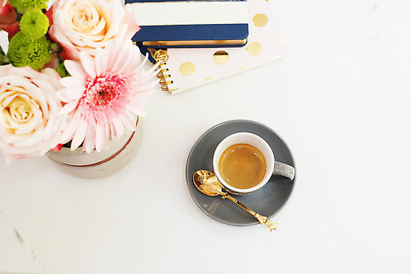 포토 JPG 해외이미지 디자인 여자 꽃 종이 커피 분홍색 꽃다발 백그라운드 컨셉 비즈니스 장신구 탁자 주택 사람없음 장식 컵 노트북 컴퓨터 사무실 유행 공책 공백 흰색 업무 작업실 황금 플랫 정상 책상 대리석 위치 블로거 프리랜서 목업 방식 미니멀 해외202004 해외포토 식물 직업 식기 음료 컬러 가구 재료 문구용품 사람 건물 전자제품 작업 파일형식 이미지허브