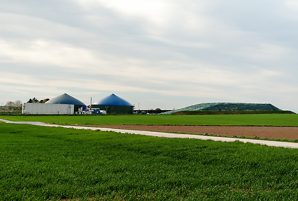 포토 JPG 해외이미지 식물 산업 밭 농업 건축양식 하늘 지붕 사람없음 건물 초록색 파란색 농장 환경 힘 재활용 에너지 시골 보호 컨테이너 땅 필름 시설 유기농 생태계 생물학 탱크 발효 가스 내추럴 바이오 밭일 사일로 화학물질 공급 해외202004 해외포토 건축물 웰빙 교육 건축 컬러 컨셉 화학 친환경 파일형식 이미지허브