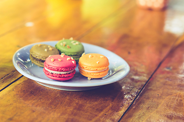 포토 JPG 해외이미지 전통 음식 분홍색 백그라운드 벽지 딸기 디저트 사람없음 컬러풀 노란색 쌓기 쿠키 빵집 수확 달콤 복고 마카롱 프랑스어 파스텔톤 필터 해외202004 해외포토 문자 컬러 농업 과일 모션 상점 맛 파일형식 이미지허브