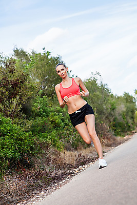 포토 JPG 해외이미지 라이프스타일 여자 도로 스포츠 건강 한명 야외 달리기 조깅 운동 경쟁 연습 달리기선수 전력질주 혼자 해외202004 해외포토 1 길 컨셉 교통시설 모션 사람 생활 육상선수 파일형식 이미지허브