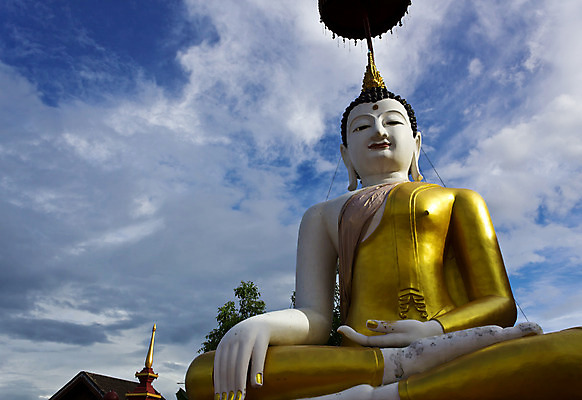 포토 JPG 해외이미지 종교 불교 태국 하늘 미술 앉기 동양인 사람없음 파란색 조각상 명상 신성 숭배 존경 해외202004 해외포토 아시아 컬러 모션 문화예술 인종 조형물 파일형식 이미지허브