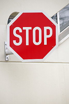 포토 JPG 해외이미지 모양 교통시설 경고 사람없음 건물 빨간색 단어 편지 사인 도로표지판 공지사항 강렬 경고문 그만 보유 폴리곤 해외202004 해외포토 문자 건축물 도로 컬러 교통 표지판 시설 파일형식 이미지허브