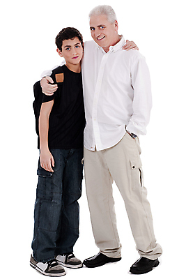 포토 JPG 해외이미지 백인 라이프스타일 응시 할아버지 남자 행복 아들 어린이 남학생 2 가족 포옹 손자 책가방 함께함 사랑 사람 소년 성인 두명 10대 기쁨 흰색 아빠 닫기 60대 은퇴 연도 손주 70대 옛날 조부모 해외202004 해외포토 서양인 학생 시선 노년 감정 컬러 컨셉 가방 관계 안기 모션 청소년 생활 파일형식 이미지허브