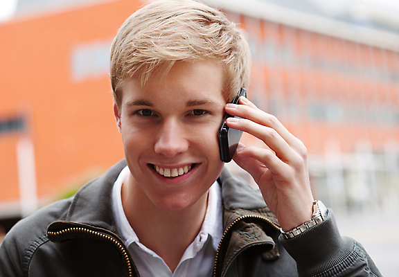 포토 JPG 해외이미지 응시 시선 남자 행복 무선통신 말하기 대화 한명 사람 소년 야외 가로 스마트폰 금발 재킷 해외202004 해외포토 1 헤어스타일 감정 어린이 통신 모션 핸드폰 스마트기기 외투 파일형식 이미지허브