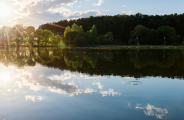 포토 JPG 해외이미지 나무 구름 공원 호수 학교 자연 하늘 풍경 사람없음 물 여름 빛 강 반사 맑음 일몰 연못 소나무 저녁 숲 친환경 러시아 모스크바 생태학 해외202004 해외포토 자연요소 식물 계절 공공시설 교육 유럽 날씨 노을 환경 야간 생태계 파일형식 이미지허브