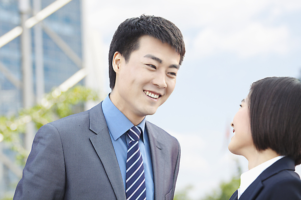 포토 JPG 해외이미지 나무 여자 행복 회사 비즈니스 성공 넥타이 협력 짧은머리 함께함 대화 서기 웃음 정장 상반신 20대 야외 두명 건물 가로 30대 컬러풀 사무실 마주보기 중국 듣기 비즈니스맨 비즈니스우먼 전문직 토론 동료 디지털합성 만족 옷입기 베이징 구성 해외202004 해외포토 식물 직업 헤어스타일 건축물 잡화 옷 남자 감정 아시아 컬러 컨셉 관계 모션 표정 말하기 사람 청년 장년 직장인 파일형식 이미지허브