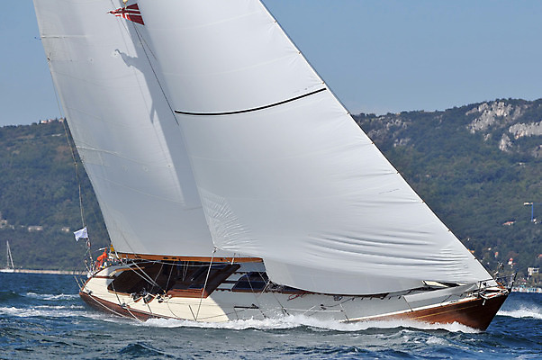 포토 JPG 해외이미지 라이프스타일 스포츠 파도 바다 여행 포즈 요트 모션 하늘 바람 휴가 항해 사람없음 야외 물 파란색 흰색 레이싱 보트 갑판 속도 함선 탐색 네비게이션 레가타 해외202004 해외포토 자연요소 컬러 배_교통 날씨 시합 생활 파일형식 이미지허브