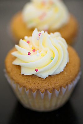 포토 JPG 해외이미지 음식 2 디저트 사람없음 장식 케이크 주방 얼음 희망 두개 소용돌이 달콤 정크푸드 유혹 설탕 굽기 뿌리기 크림 칼로리 스펀지 해로움 홈메이드 프로스팅 해외202004 해외포토 자연요소 감정 컨셉 모션 회오리 맛 구이 만들기 제빵 파일형식 이미지허브