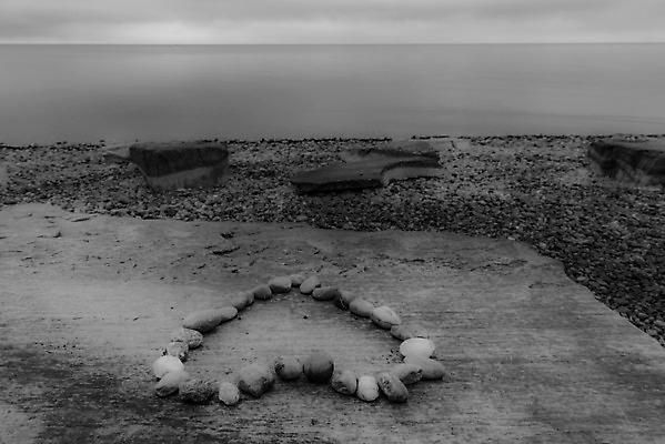 포토 JPG 해외이미지 모양 유럽 호수 컨셉 겨울 하늘 독일 흑백 발렌타인데이 사랑 사람없음 물 봄 바위 하트 매끈함 배열 심볼 서식 암초 설정 2월 몽환 수평선 해외202004 해외포토 자연요소 계절 감정 나라 데이이벤트 촬영기법 돌_바위 감각 날짜 파일형식 이미지허브