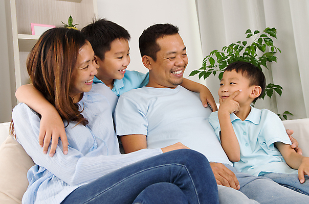 포토 JPG 해외이미지 라이프스타일 응시 여자 남자 행복 아들 어린이 백그라운드 가족 관계 엄마 남편 함께함 미소 사람 소년 여러명 성인 부모 중국 기쁨 아내 아빠 해외202004 해외포토 시선 감정 아시아 다수 컨셉 표정 생활 파일형식 이미지허브