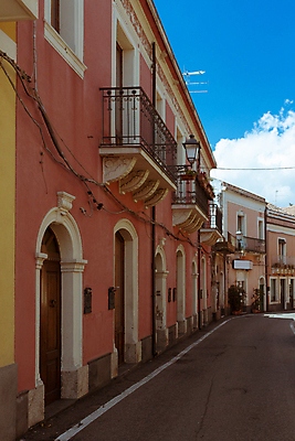 포토 JPG 해외이미지 유럽 문화 도로 벽 여행 건축양식 창문 벽돌 거리 주택 그림자 미술 사람없음 야외 건물 빛 컬러풀 노란색 문 어둠 이탈리아 램프 도시 중세 보행로 지중해 복고 좁은 장면 지역 타운 옛날 해외202004 해외포토 건축물 건축 나라 길 바다 컬러 교통시설 문화예술 조명 역사 파일형식 이미지허브