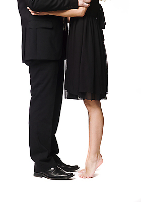 포토 JPG 해외이미지 커플 드레스 포옹 맨발 생물 서기 사람 정장 두명 흰색 심볼 흰배경 목 발가락 해외202004 해외포토 옷 컬러 백그라운드 관계 안기 모션 발 신체부위 파일형식 이미지허브