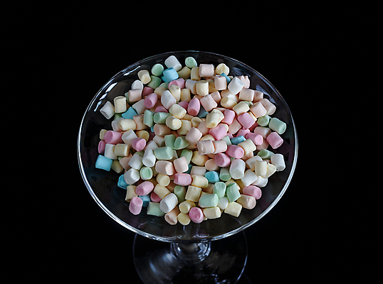 포토 JPG 해외이미지 어린이 음식 분홍색 백그라운드 발렌타인데이 사탕 사랑 사람없음 컵 빨간색 세로 컬러풀 초콜릿 사막 하트 컵받침 만족 원뿔 해외202004 해외포토 모양 도형 식기 감정 컬러 데이이벤트 디저트 사람 받침대 파일형식 이미지허브