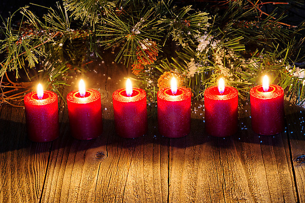 포토 JPG 해외이미지 나무 전통 계절 크리스마스 불 휴가 불꽃 따뜻함 사람없음 목재 장식 빨간색 초록색 빛 시골 12월 오브젝트 상록수 화상 해외202004 해외포토 자연요소 식물 기념일 컬러 재료 날짜 상처 파일형식 이미지허브