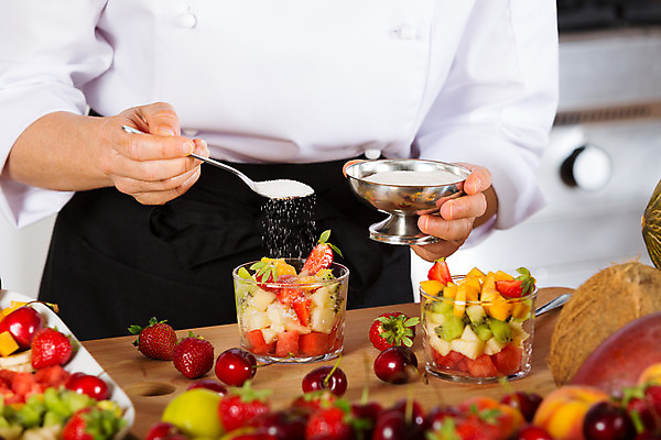 포토 JPG 해외이미지 손 음식 조각 유니폼 다이어트 오렌지 과일 딸기 디저트 귤 수박 바나나 건강 키위 요리 한명 주방 식당 요리사 껍질 체리 칼 달콤 냄비 시원함 멜론 설탕 자르기 레몬 피부 준비 복숭아 코코넛 망고 내추럴 마케도니아 채식주의자 해외202004 해외포토 직업 1 옷 모션 사람 신체부위 상점 맛 솥 열대과일 채식 파일형식 남유럽 이미지허브