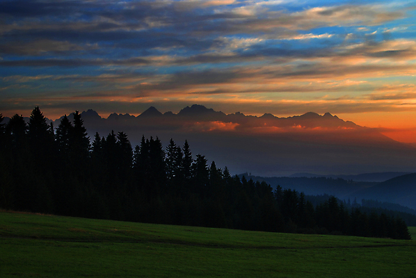 포토 JPG 해외이미지 나무 구름 백그라운드 밭 자연 하늘 산 풍경 사람없음 초록색 파란색 평화 일출 황혼 일몰 봄 기쁨 하이킹 시골 소나무 숲 언덕 내추럴 슬로바키아 가문비나무 해외202004 해외포토 자연요소 식물 계절 감정 유럽 컬러 컨셉 농업 레저 노을 생태계 파일형식 이미지허브