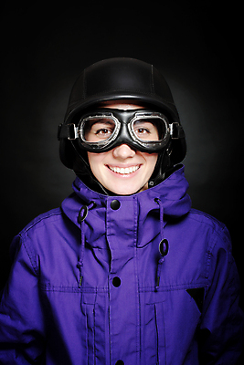 포토 JPG 해외이미지 백인 모델 응시 옷 여자 행복 안경 얼굴 포즈 고글 그림자 한명 미소 안전 사람 성인 운동 유행 검은색 미국 오토바이 운전사 헬멧 가죽 파일럿 육군 모터 라이더 옛날 스타일 해외202004 해외포토 서양인 직업 1 시선 잡화 감정 컬러 북아메리카 군대 표정 건강 신체부위 바이크 보호장비 파일형식 이미지허브