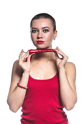 포토 JPG 해외이미지 백인 1 응시 여자 얼굴 음식 백그라운드 채소 고추 갈색머리 건강 한명 사람 성인 빨간색 머리 흰색 뜨거움 입 먹기 향신료 슛 후추 고립 해외202004 해외포토 서양인 헤어스타일 시선 컬러 모션 신체부위 향미료 파일형식 이미지허브