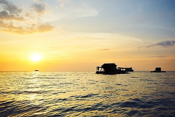 포토 JPG 해외이미지 전통 계절 아시아 바다 여행 교통시설 자연 하늘 아침 낚시 주택 항해 어업 풍경 사람없음 물 여름 빛 햇빛 태양 마을 일출 환경 항구 황혼 일몰 새벽 만 황금 저녁 어부 베트남 감탄 파라다이스 수평선 해외202004 해외포토 주간 자연요소 직업 나라 산업 교통 배_교통 레저 건물 노을 동남아시아 야간 시설 생태계 파일형식 이미지허브