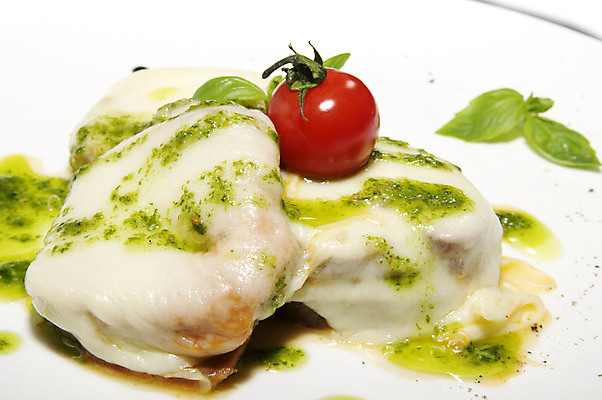 포토 JPG 해외이미지 접시 음식 다이어트 토마토 치즈 사람없음 주방 식당 식사 카페 맛 굽기 먹기 칼로리 단백질 해외202004 해외포토 식기 컨셉 채소 모션 유제품 건강 상점 구이 영양소 파일형식 이미지허브