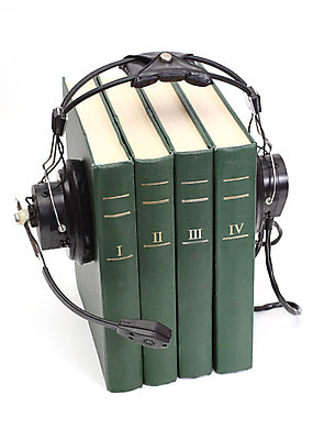 포토 JPG 해외이미지 교육 과학 통신 상상 앉기 사람없음 책 독서 쌓기 헤드폰 소리 듣기 장비 정보 가르침 중앙 MP3 전자 오디오 문학 목소리 옛날 해외202004 해외포토 음향기기 모션 전자제품 파일형식 이미지허브