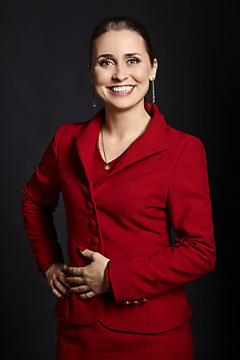 포토 JPG 해외이미지 스튜디오촬영 백인 웰빙 응시 여자 행복 얼굴 비즈니스 청소년 성공 검은배경 한명 미소 웃음 성인 빨간색 세로 금발 재킷 비즈니스우먼 우아함 대표 미녀 만족 옷입기 예복 여자한명만 카피스페이스 해외202004 해외포토 서양인 1 헤어스타일 시선 옷 감정 컬러 백그라운드 컨셉 모션 실내 표정 사람 신체부위 검은색 공백 외투 직장인 미인 여자만 파일형식 이미지허브