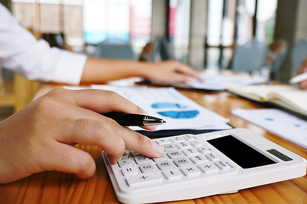 포토 JPG 해외이미지 직업 손 종이 컨셉 상의 비즈니스 직장 관리 손잡이 사람 사람없음 금융 사무실 펜 놀람 계산기 업무 비즈니스맨 작업실 계산 책상 보고서 컨설턴트 경영자 문서 파일 바쁨 폴더 비서 바인더 감독관 회계 계좌 방법 세금 예산 정중 회계사 해외202004 해외포토 옷 남자 감정 가구 회사 문구용품 표정 신체부위 경제 필기구 사무용품 장비 작업 직장인 전문직 상담 리더 파일형식 이미지허브