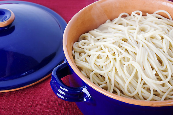 포토 JPG 해외이미지 음식 파스타 건강 스파게티 요리 서기 사람없음 파란색 저녁식사 이탈리아 뚜껑 면 냄비 컨테이너 국수 토기 점심식사 해외202004 해외포토 유럽 산업 컬러 모션 서양음식 식사 면류 용기_그릇 솥 파일형식 이미지허브