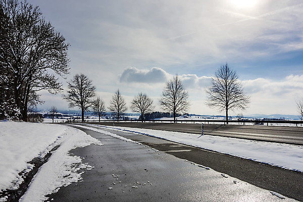 포토 JPG 해외이미지 나무 계절 도로 여행 백그라운드 크리스마스 겨울 자연 하늘 동화 날씨 휴가 독일 풍경 사람없음 야외 목재 파란색 햇빛 태양 냉동 얼음 추위 덮개 흰색 숲 서리 장면 전나무 눈내림 바이에른 해외202004 해외포토 자연요소 식물 기념일 유럽 길 컬러 재료 교통시설 눈_날씨 뚜껑 생태계 파일형식 이미지허브