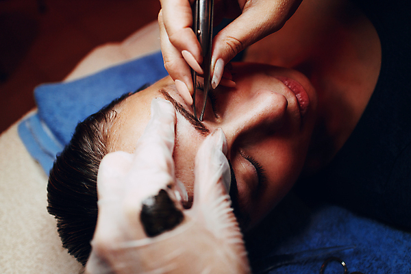 포토 JPG 해외이미지 손 여자 실내 한명 들기 상반신 성인 앞모습 신체부위 눈감음 잡기 그리기 눈썹 시술 눈썹문신 성인여자한명만 해외202004 해외포토 1 얼굴 뷰포인트 모션 사람 내부 문신 여자한명만 성인여자만 파일형식 이미지허브