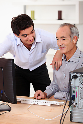 포토 JPG 해외이미지 백인 아들 회사 실내 설명 세명 노트북 컴퓨터 스크린 웹 과학기술 자녀 키보드 도움 가르침 아빠 은퇴 종업원 싱글 세대 가정부 고용 도우미 동반자 세금 옛날 인내 조부모 지원 헬프 해외202004 해외포토 서양인 직업 교육 컨셉 인터넷 비즈니스 가족 모션 기술 사람 내부 전자제품 구직 채용 파일형식 이미지허브