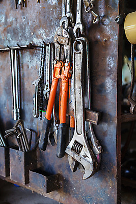 포토 JPG 해외이미지 손 산업 백그라운드 주택 사람없음 빛 세트 금속 검은색 장비 흰색 도구 공구 나사 스패너 업무 작업실 수리 망치 오브젝트 펜치 정비공 유지 조립 그런지 옛날 조작 철강 해외202004 해외포토 컬러 재질 건물 신체부위 작업 기술자 파일형식 이미지허브