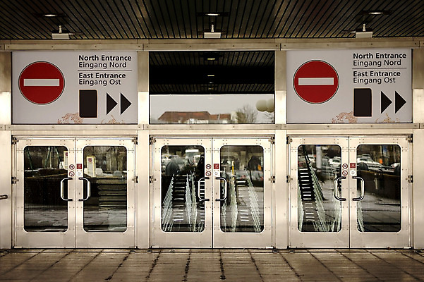 포토 JPG 해외이미지 줄기 의자 건축양식 화살 사람없음 건물 빛 쌓기 문 금속 방향 심볼 도로표지판 서명 스테인레스 해외202004 해외포토 식물 건축물 건축 도로 가구 모션 재질 표지판 파일형식 이미지허브