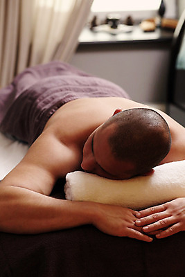 포토 JPG 해외이미지 전신 남자 엎드리기 실내 한명 성인 앞모습 마사지 꾸미기 마사지샵 자기관리 성인남자한명만 그루밍족 해외202004 해외포토 1 뷰포인트 모션 사람 내부 뷰티 남자한명만 성인남자만 파일형식 이미지허브