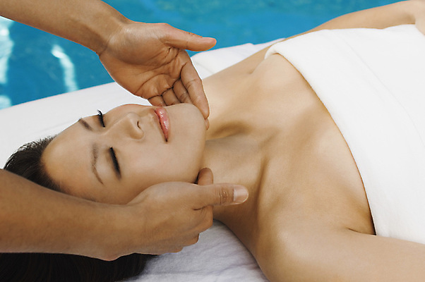 포토 JPG 해외이미지 주간 손 여자 여유 수영장 한명 상반신 성인 야외 앞모습 옆모습 신체부위 수건 눕기 눈감음 스파 마사지 시원함 성인여자한명만 해외202004 해외포토 자연요소 1 감정 뷰포인트 모션 사람 위생용품 여자한명만 성인여자만 파일형식 이미지허브