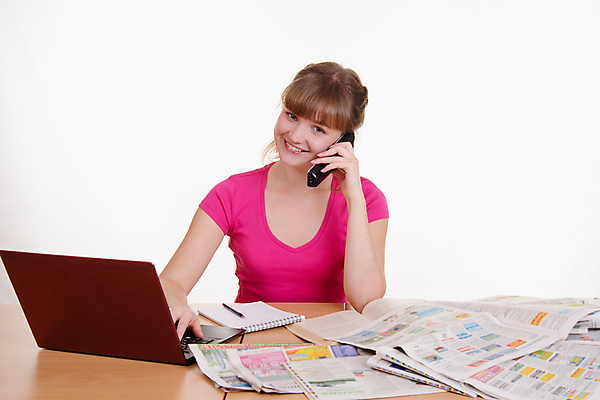 포토 JPG 해외이미지 탁자 프레임 한명 스마트폰 펜 노란색 공책 업무 신문 발사 실업 종업원 고객 서비스 검색 옵션 경영자 주부 언론 통화 비서 뭉치 고용 임대 공급 필요 해외202004 해외포토 직업 1 컬러 가구 컨셉 비즈니스 모션 문구용품 사람 간행물 경제 핸드폰 스마트기기 필기구 구직 작업 뉴스 리더 채용 파일형식 이미지허브