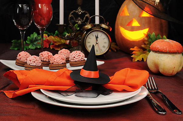 포토 JPG 해외이미지 접시 포크 디저트 잔 실내 사람없음 쿠키 할로윈 자명종 나이프 뇌 마녀모자 나무탁자 잭오랜턴 해외202004 해외포토 모자_잡화 식기 음식 시계 탁자 내부 알람 칼 파일형식 이미지허브