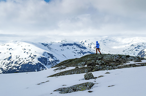 포토 JPG 해외이미지 주간 전신 구름 여자 겨울 산 노르웨이 한명 사람 성인 야외 뒷모습 여행객 등산 트래킹 하이킹 추위 바위 정상 돌산 산악지대 산정상 성인여자한명만 설산 해외202004 해외포토 자연요소 1 계절 유럽 뷰포인트 레저 돌_바위 여자한명만 성인여자만 파일형식 이미지허브